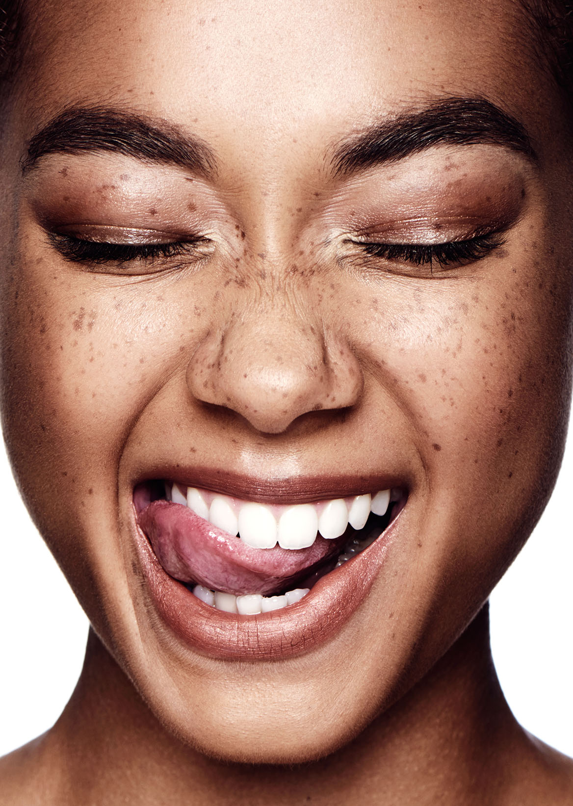 1168x1644, 360 Kb / веснушки, лицо, зубы, язык