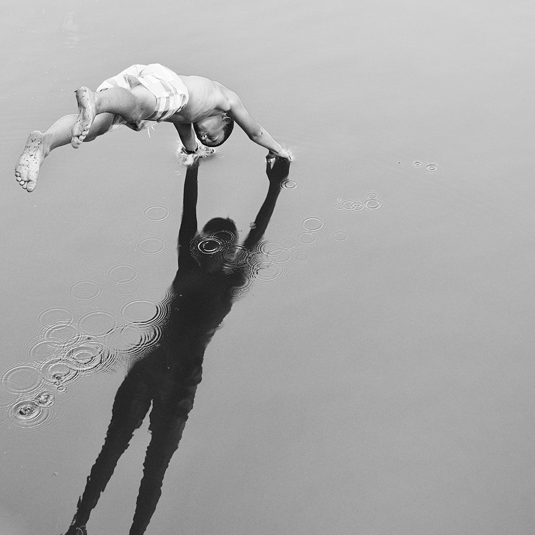 1074x1074, 236 Kb / прыжок, мальчик, ч/б, отражение