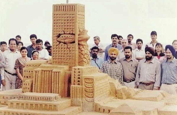 599x391, 62 Kb / искусство, замок из песка, бородатые мужики, самолет, терракт, небоскреб