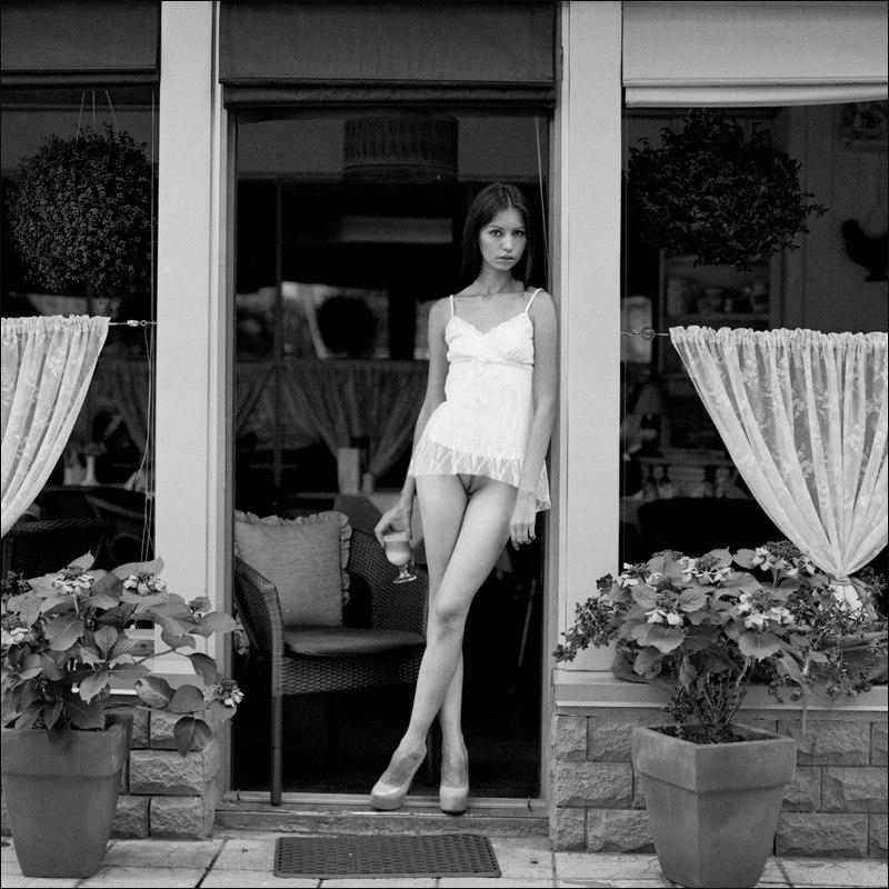 800x800, 115 Kb / девушка, ноги, интерьер, бокал, ч/б