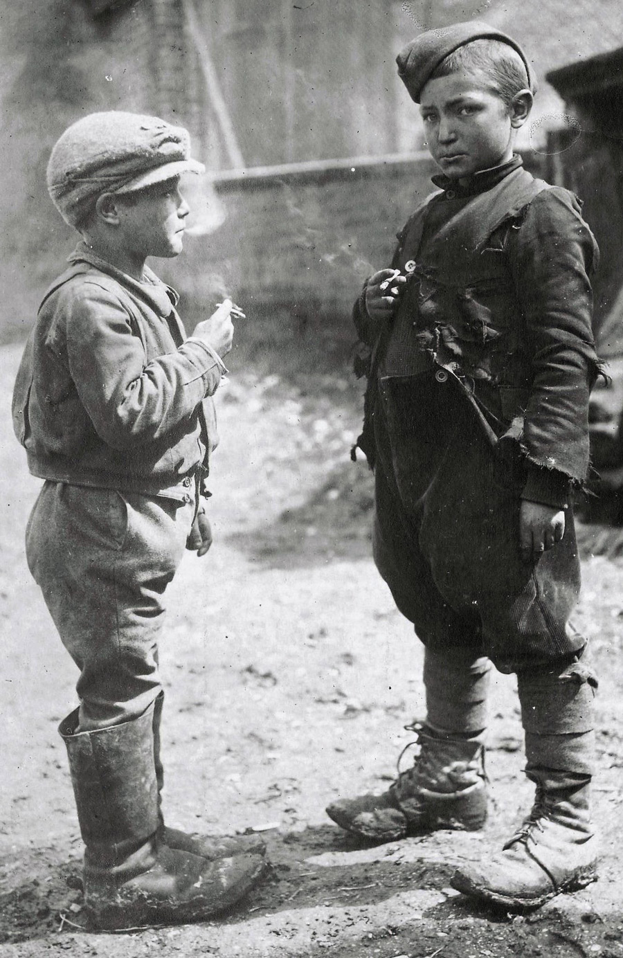 900x1384, 377 Kb / пацаны, ч/б