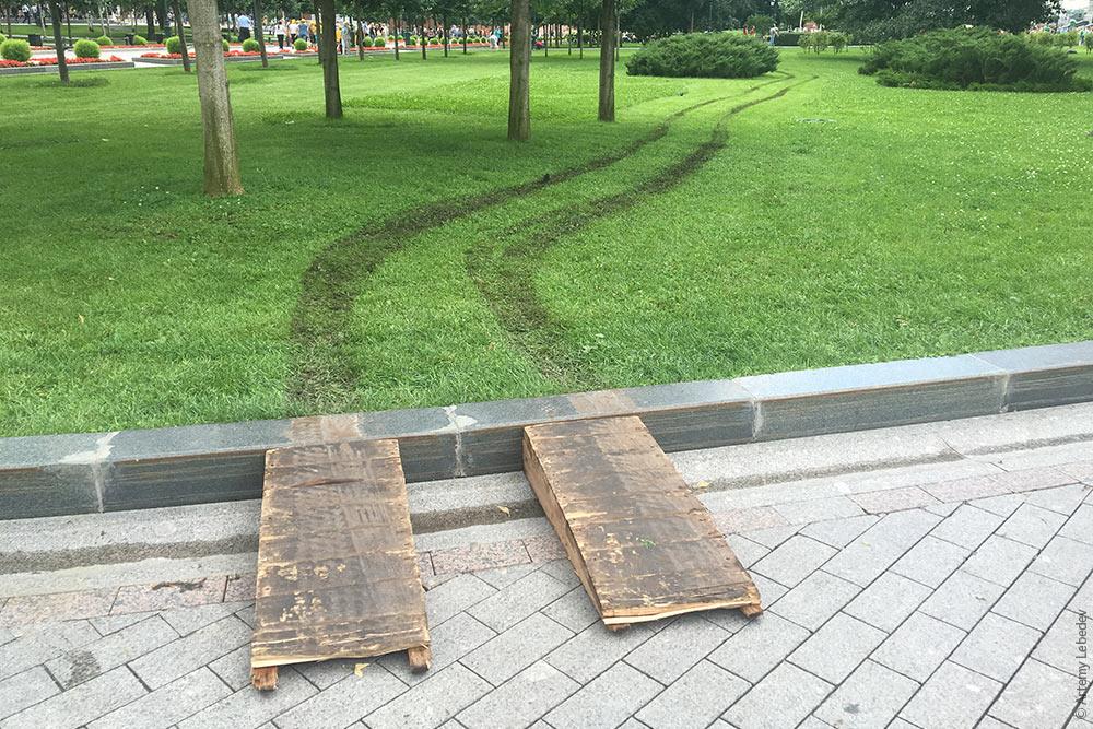 1000x667, 170 Kb / газон, заезд, след