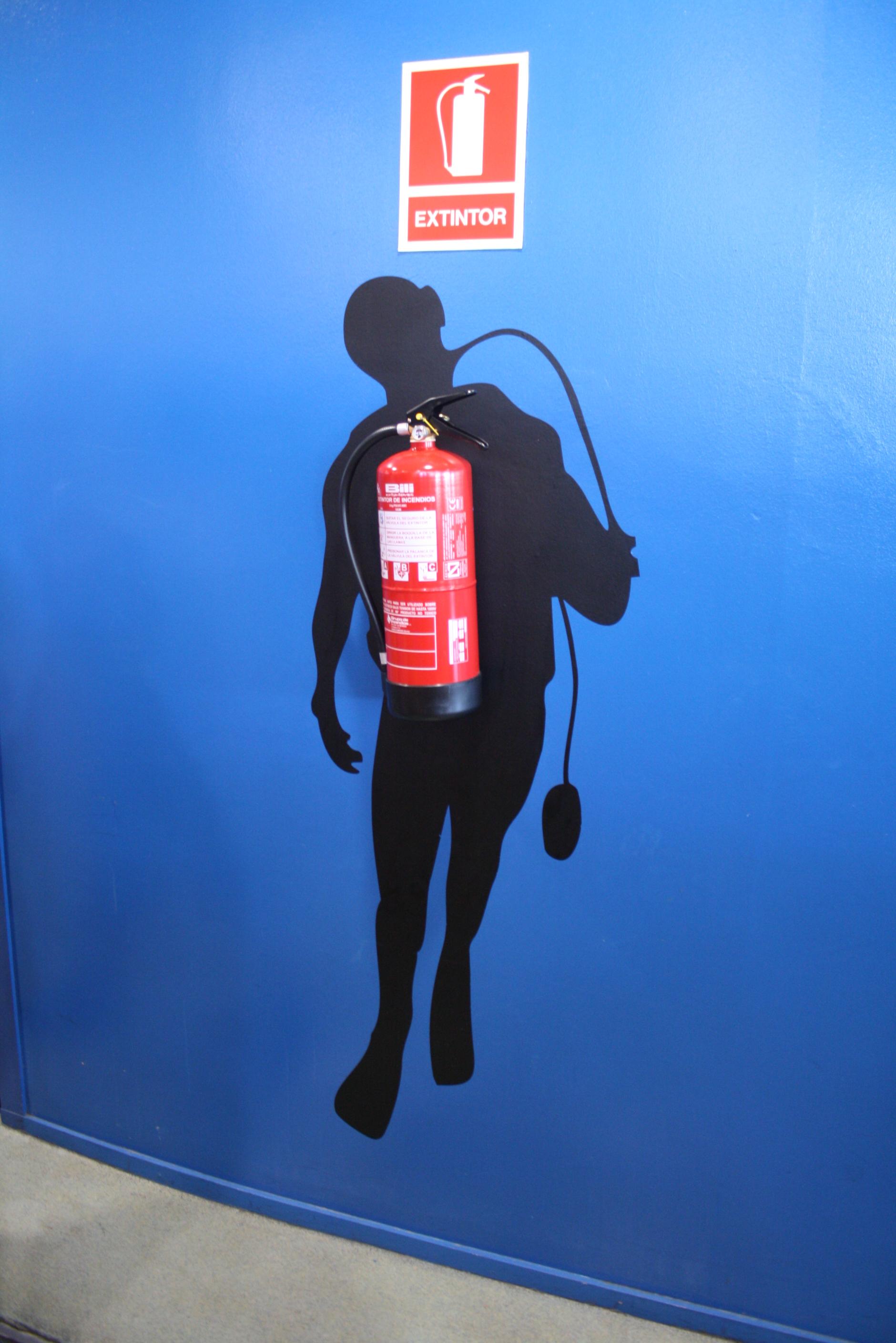 1880x2816, 289 Kb / дайвер, граффити, огнетушитель