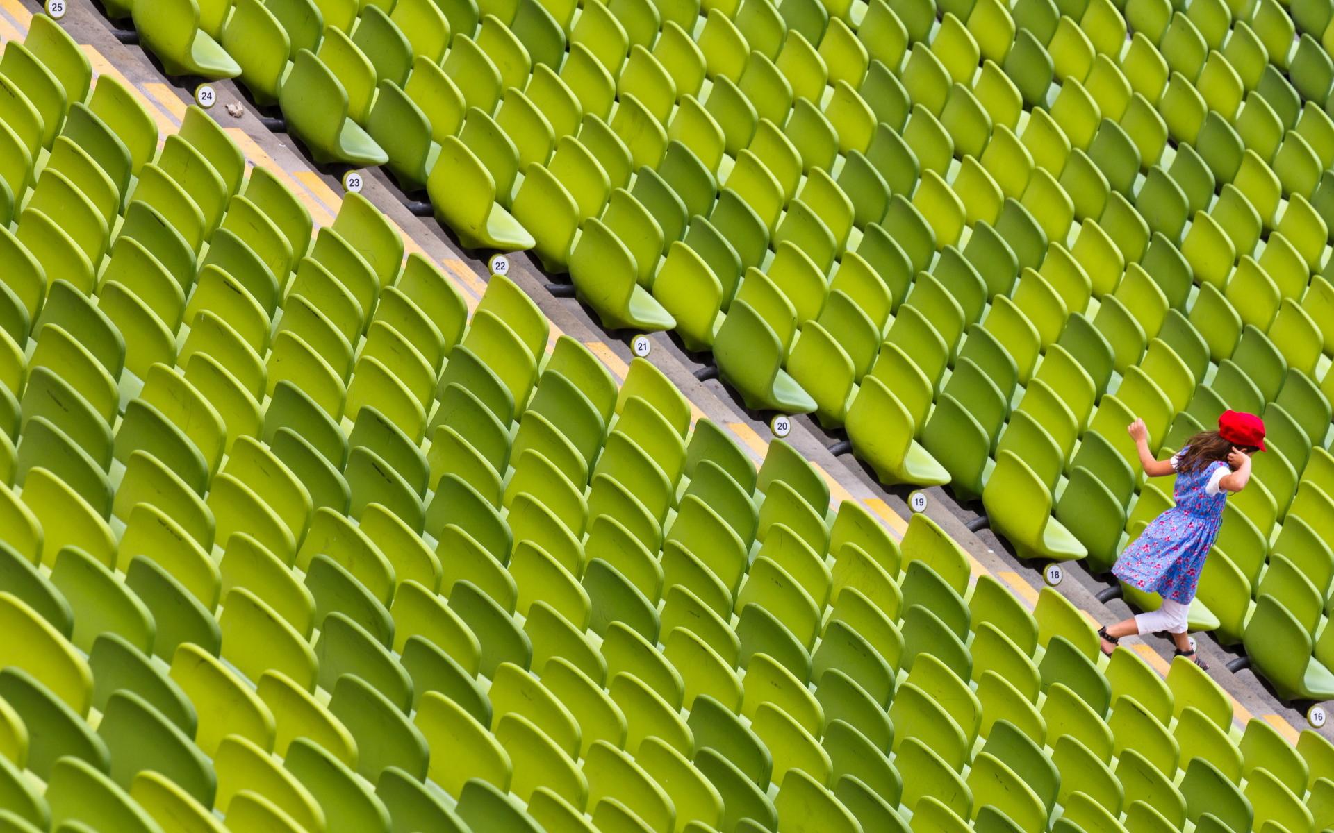 1920x1200, 286 Kb / стадион, кресла, зеленое, шапка, красная, девочка