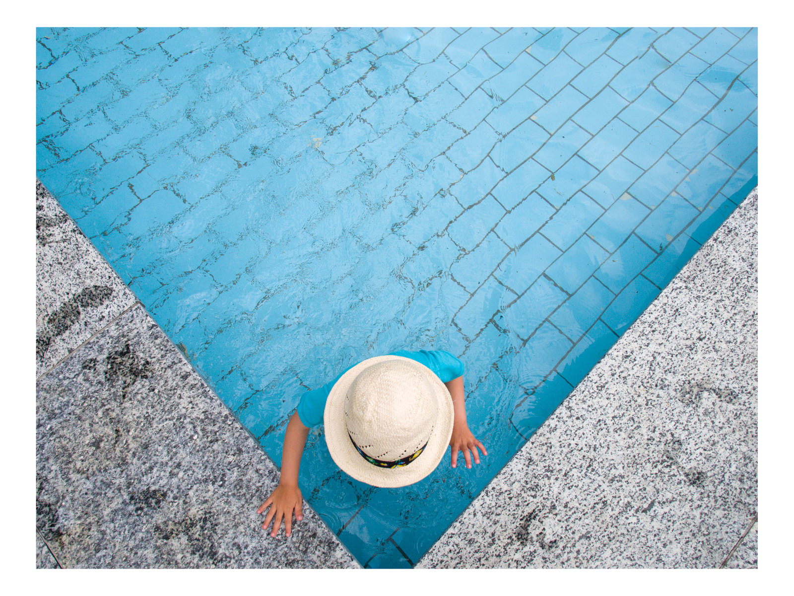 1600x1200, 394 Kb / бассейн, шляпа, невидимка