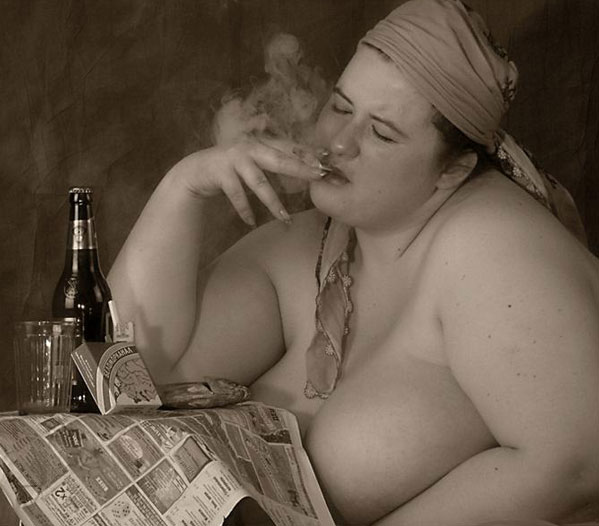 599x526, 47 Kb / женщина, бутылка, стакан, беломор, газета, дым