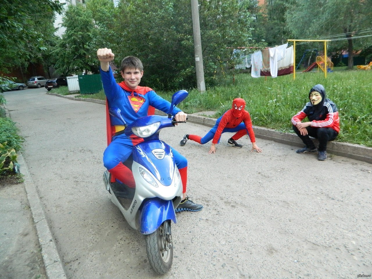 1280x960, 330 Kb / супермен, человек-паук, мотороллер, гай фокс, политота