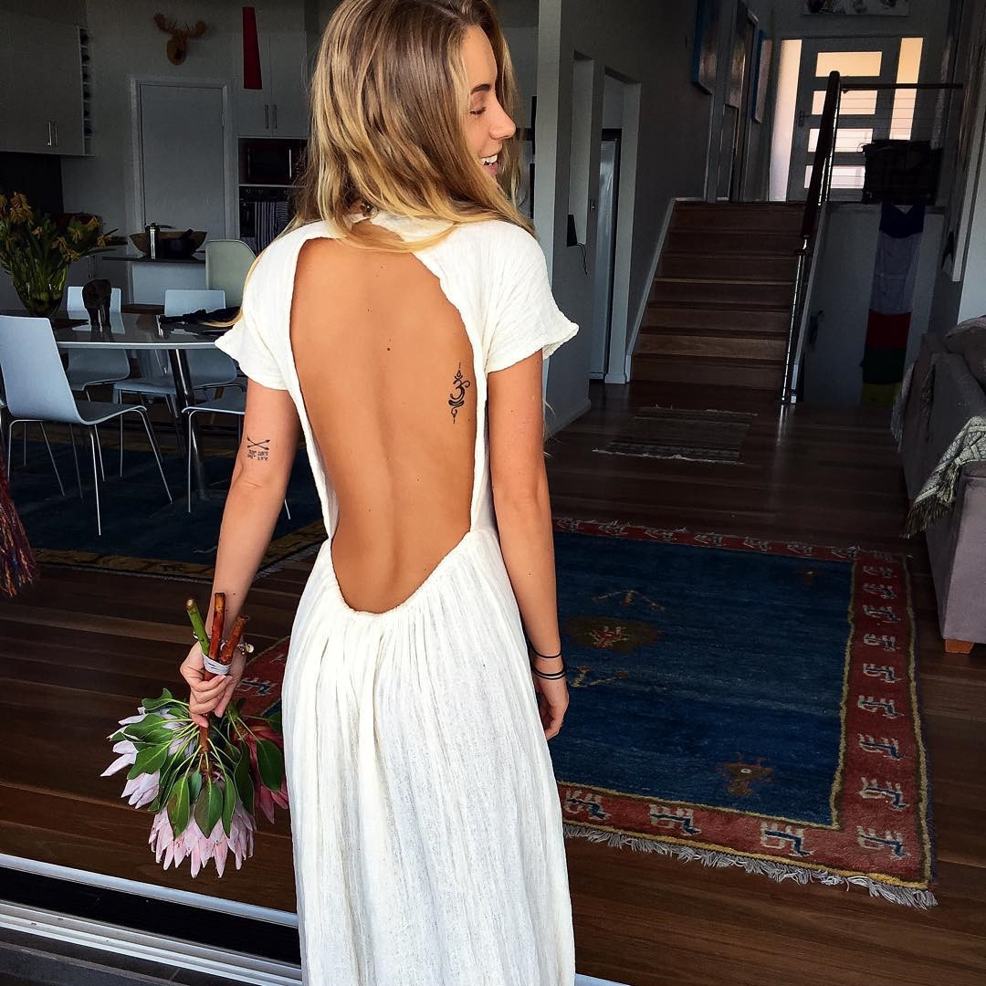 1080x1080, 274 Kb / спина, блондинка, тату, вырез, букет, цветы, ковер, платье, белое