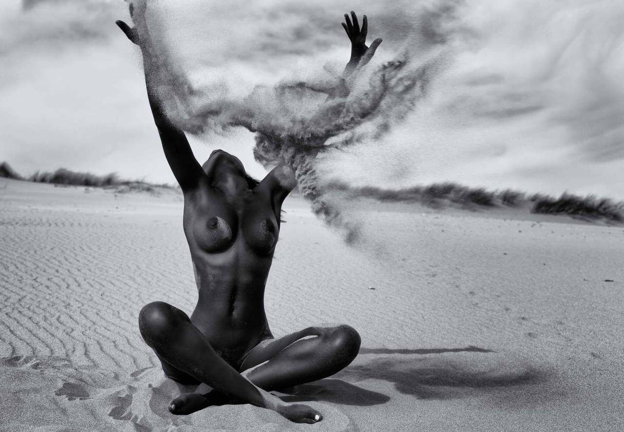 1280x885, 288 Kb / ч/б, песок, голая