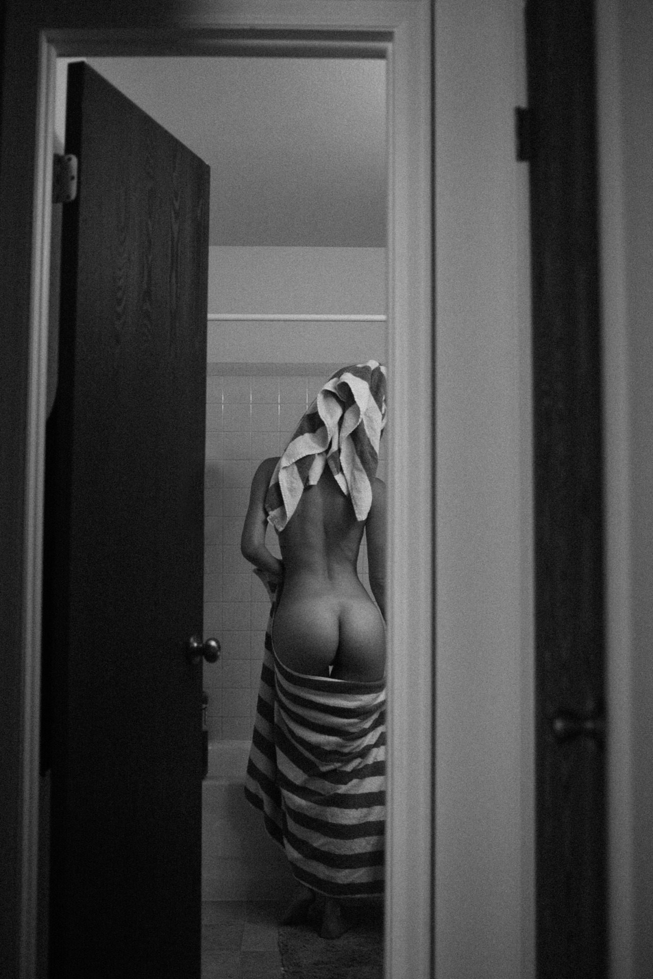 1280x1919, 360 Kb / дверь, ванна, полотенце, попа, ч/б