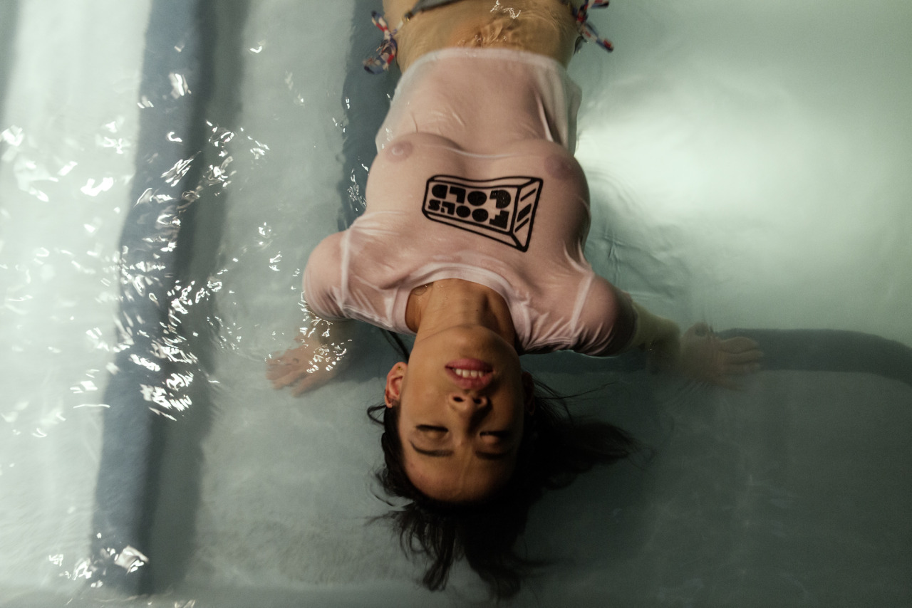 1280x854, 203 Kb / азиатка, вода, сиськи, брюнетка