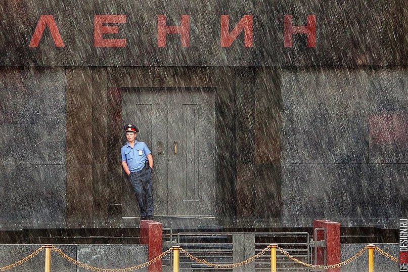 807x538, 175 Kb / ленин, мавзолей, дождь, милиционер