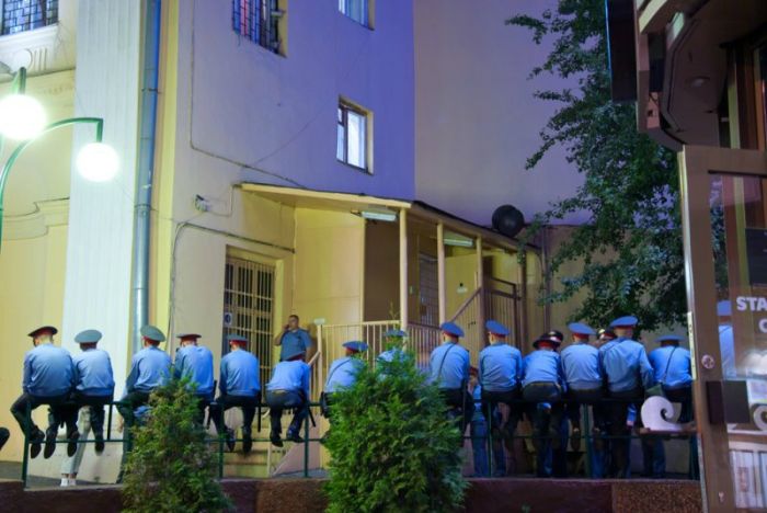 700x468, 56 Kb / милиция, насест