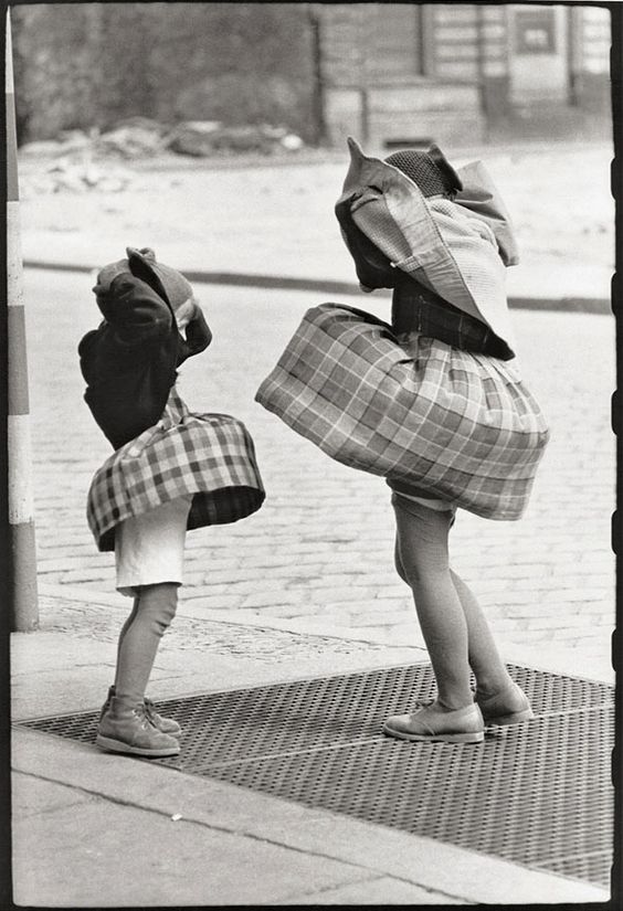 564x825, 82 Kb / дети, ветер, шотландка, ч/б, аля монро, юбка, решетка, ретро