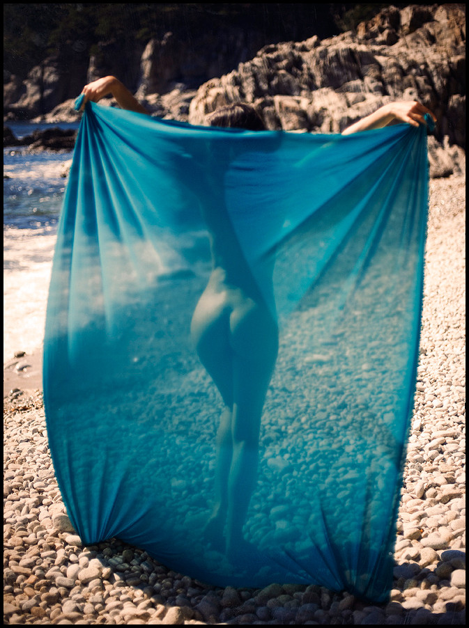 673x902, 226 Kb / шаль, голая, камни, пляж, попа, бирюзовая