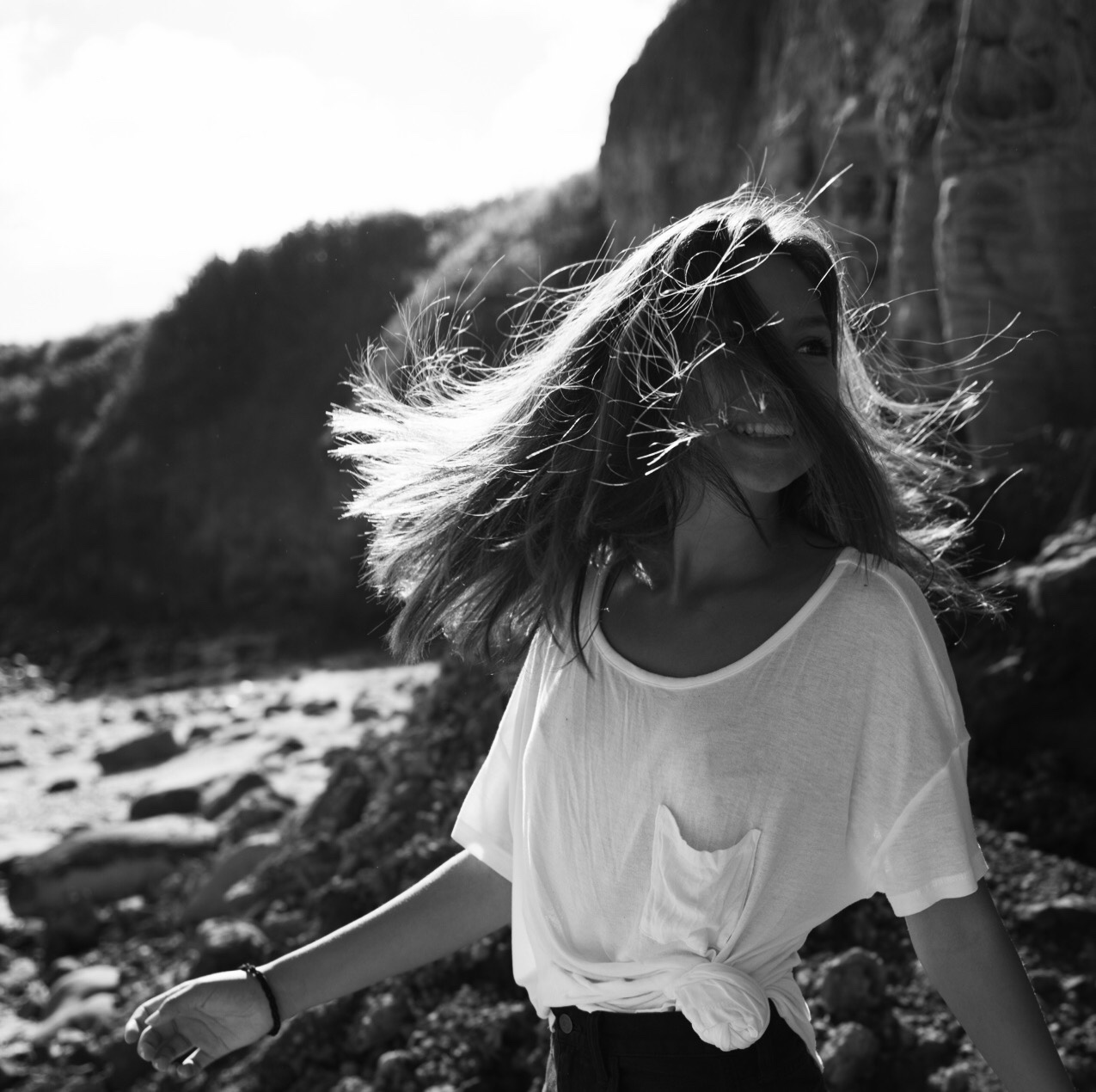 1275x1270, 321 Kb / ч/б, волосы, улыбка, камни