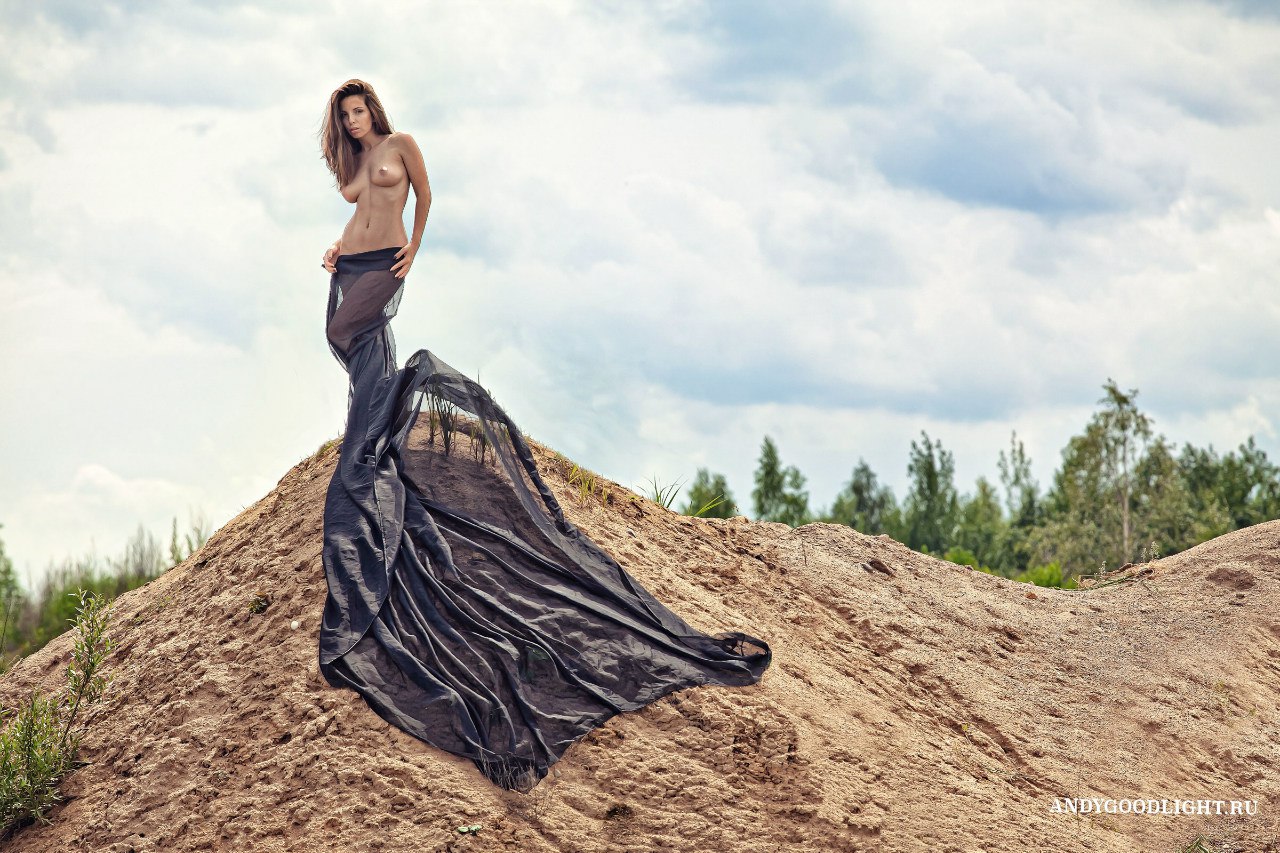 1280x853, 293 Kb / карьер, песок, платье