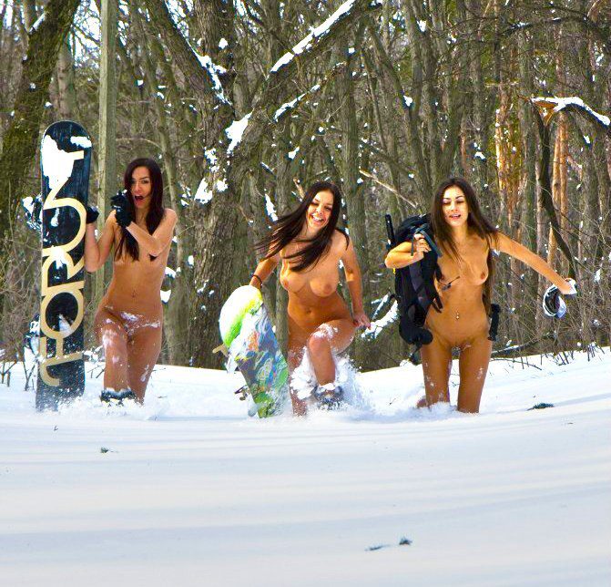 671x644, 113 Kb / лес, сноубордистки, девушки, снег, голые, зима