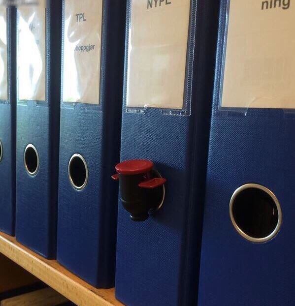 599x622, 55 Kb / офис, папка, вино, кран