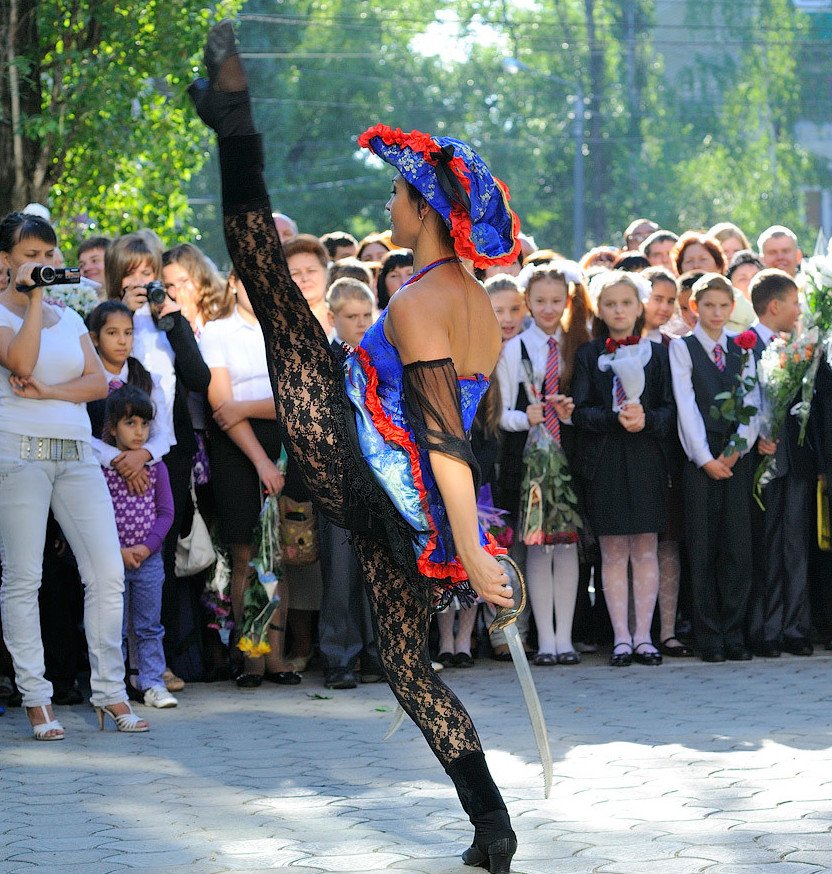 832x874, 199 Kb / 1 сентября, линейка, школьники, пират, колготки, сапоги, шаг