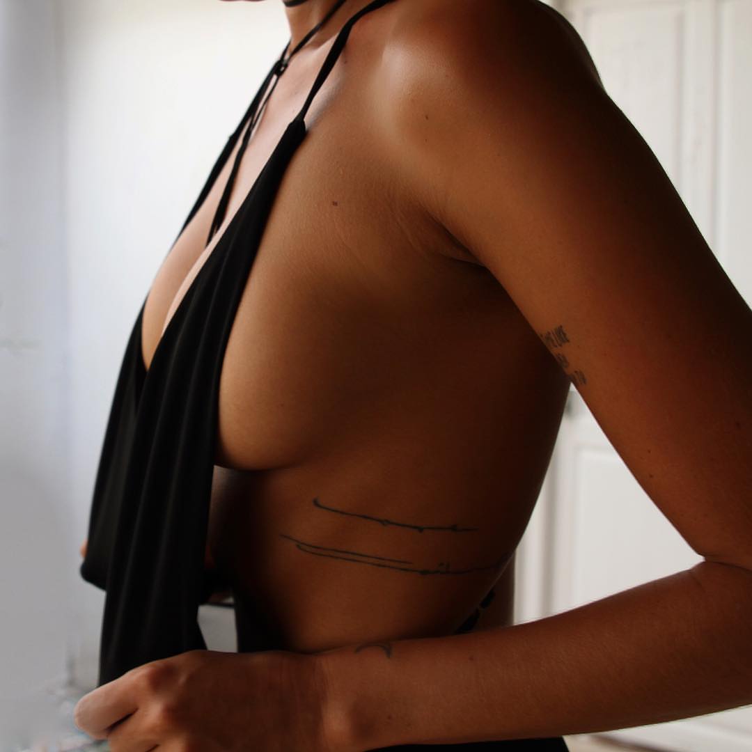 1080x1080, 52 Kb / сиськи, сбоку, тату