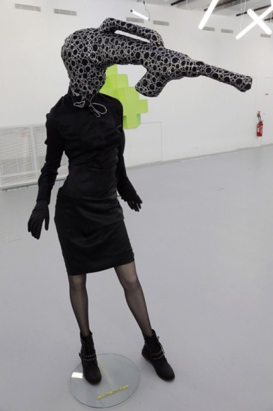 399x600, 35 Kb / манекен, шляпка, винтовка