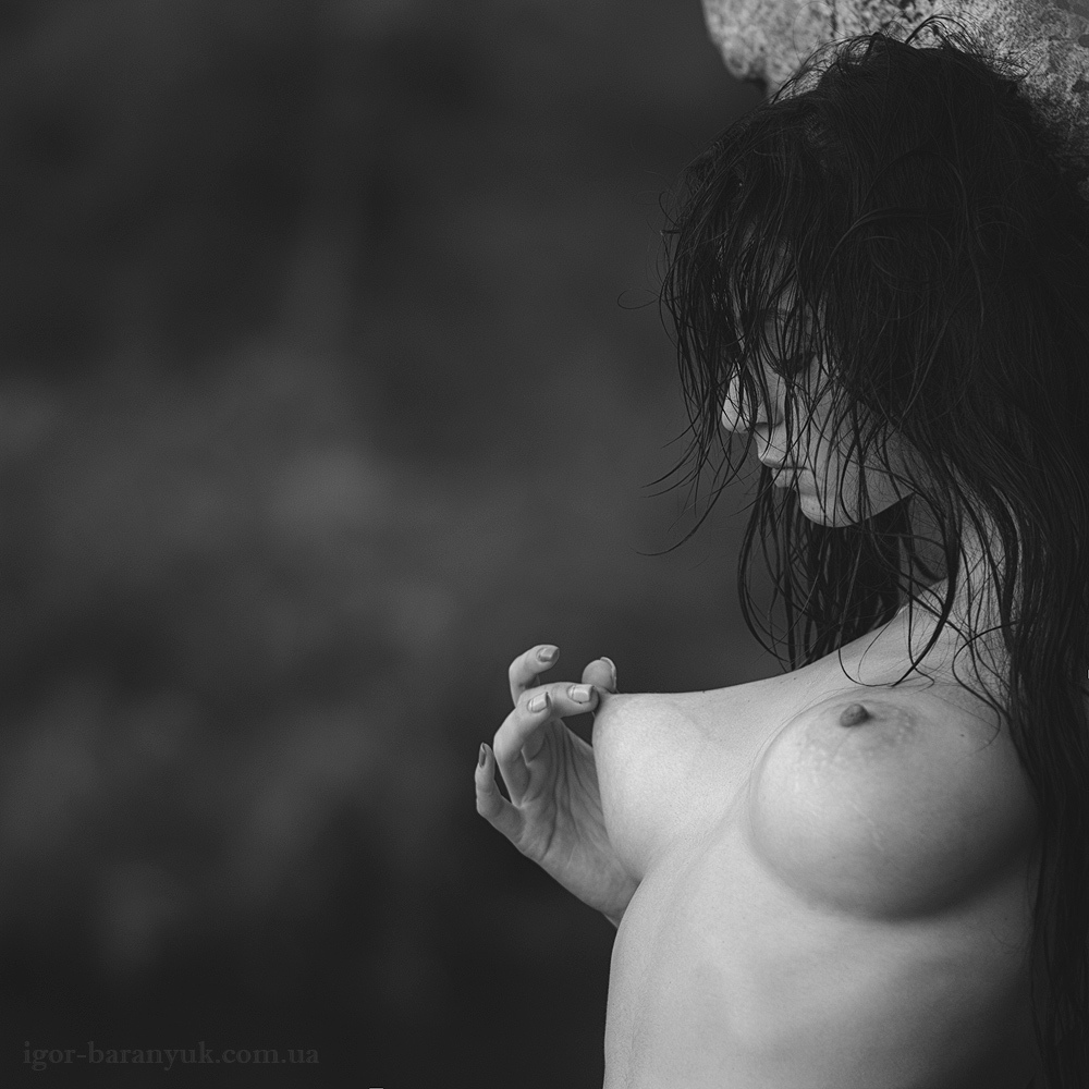 1000x1000, 252 Kb / ч/б, сиськи, брюнетка