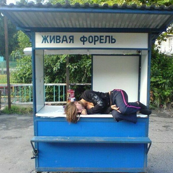 574x574, 79 Kb / форель, прилавок