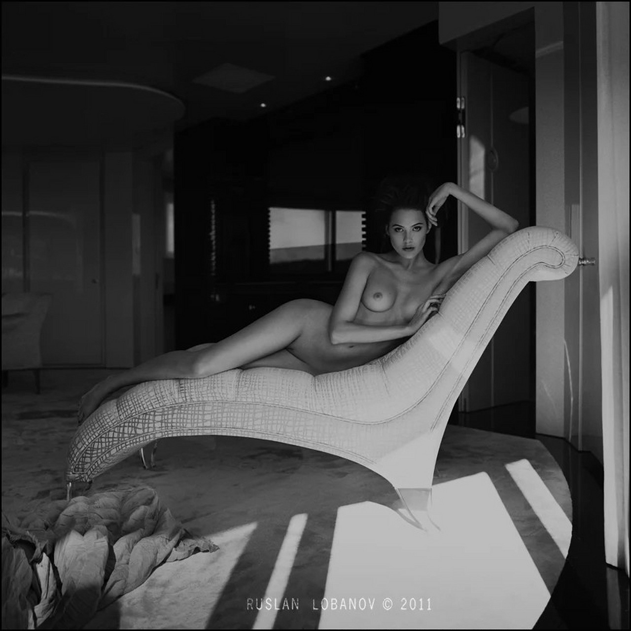 1280x1280, 180 Kb / холл, кресло, Руслан, Лобанов, ч/б