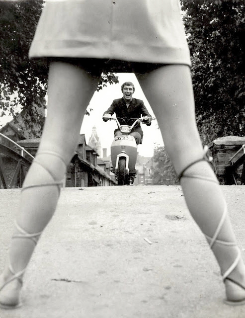 493x640, 186 Kb / ламбретта, веспа, мотороллер, ноги, ч/б, ретро