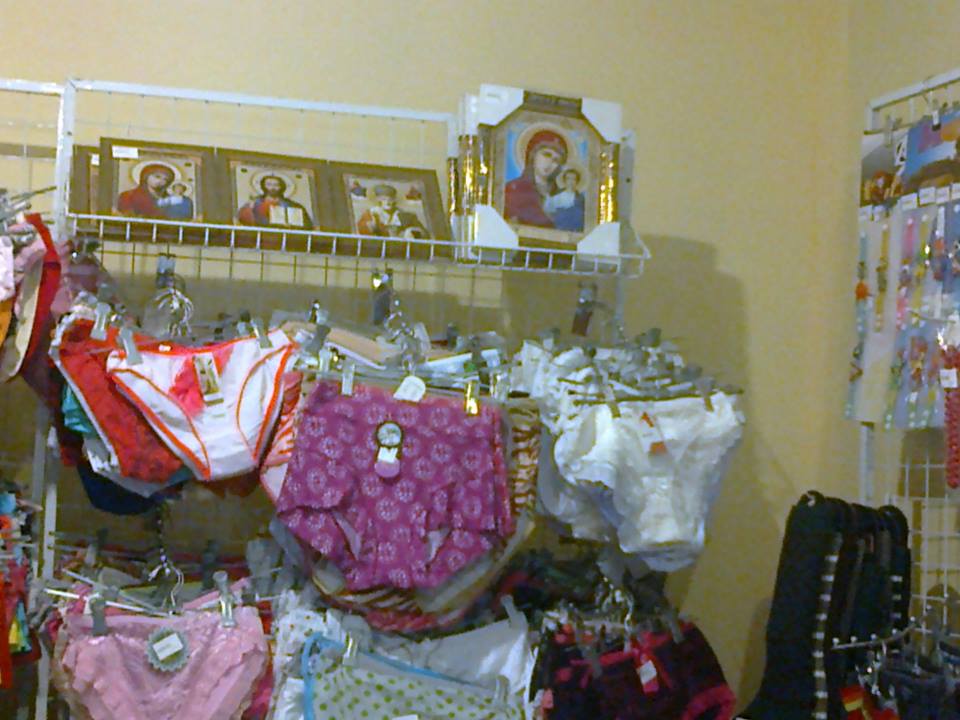 960x720, 84 Kb / трусы, иконы, полки