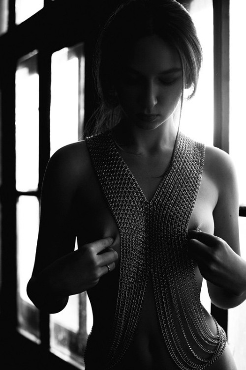 500x750, 81 Kb / окно, украшение, сжимает, соски, Виктория, Каминская, ч/б