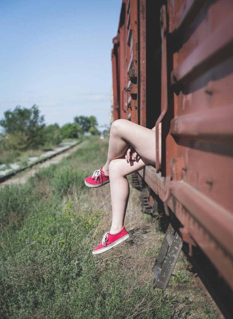 787x1080, 156 Kb / вагон, ноги, кеды, железка