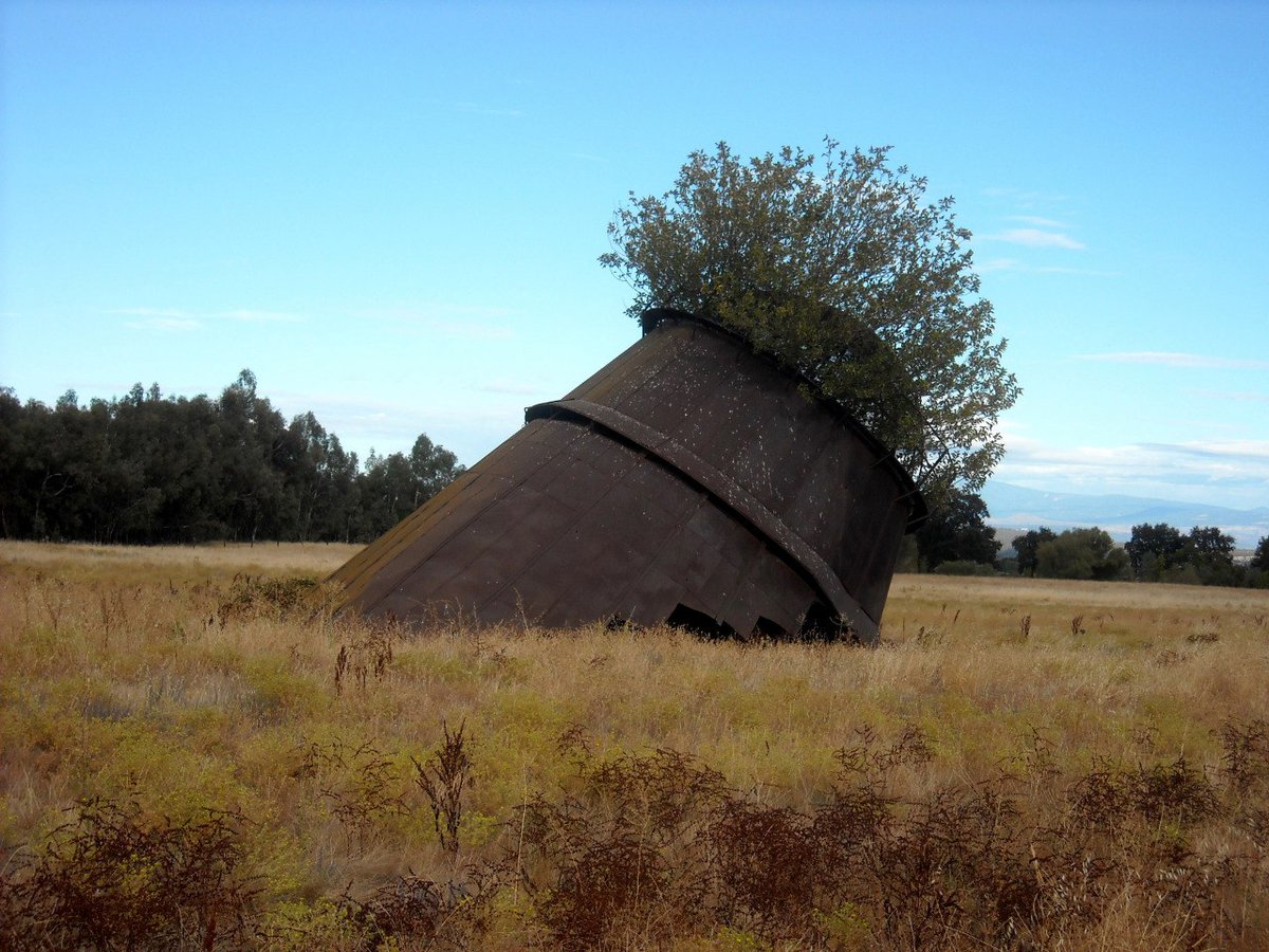 1200x900, 217 Kb / поле, башня, заросли, разруха