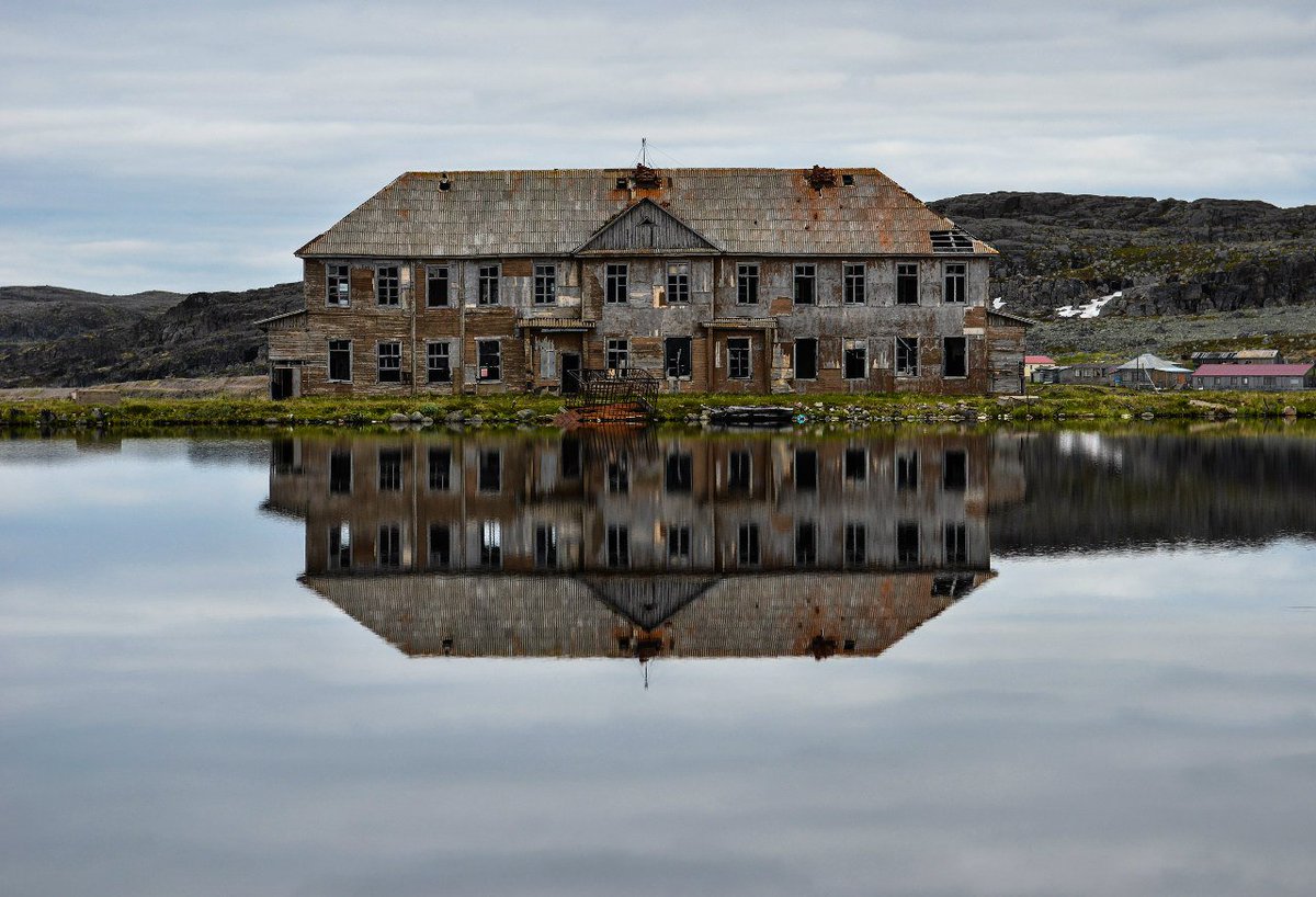 1200x818, 166 Kb / дом, вода, развалюха, отражение, ржавчина