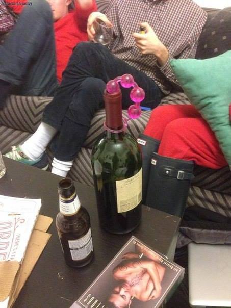 453x604, 40 Kb / вино, затычка, бусы, стол, dvd, цепочка