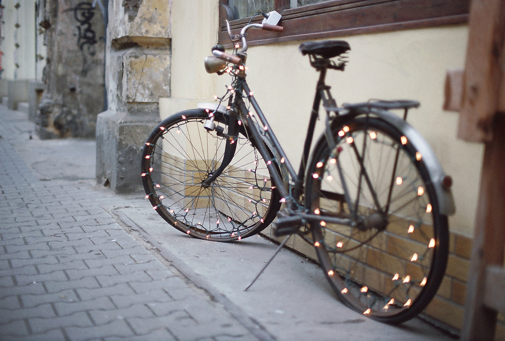 1024x692, 395 Kb / велосипед, гирлянда