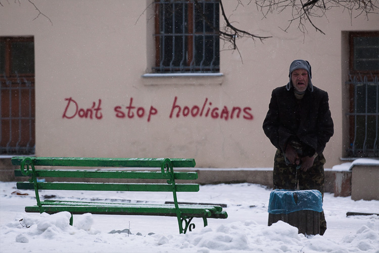 750x500, 124 Kb / хулиган, бомж, скамейка, мусорка, ушанка