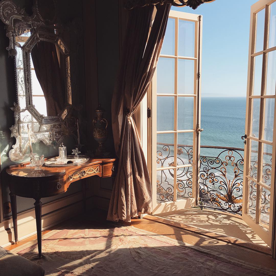 1080x1080, 194 Kb / баклкон, море, шторы, зеркало, интерьер
