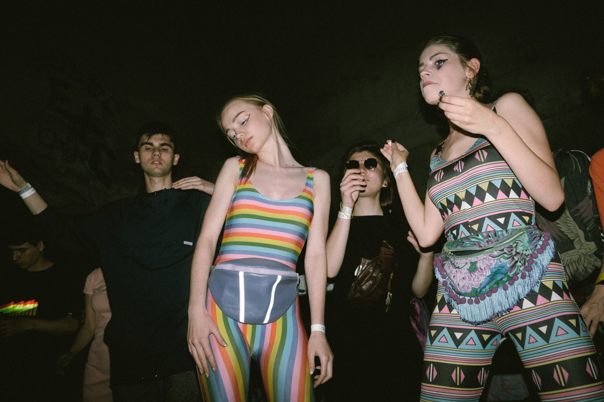 1200x800, 157 Kb / танцы, неформалы, радуга, макияж