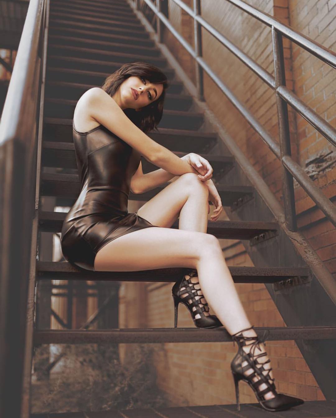 1080x1344, 107 Kb / лестница, туфли, кирпич, стена, пятка