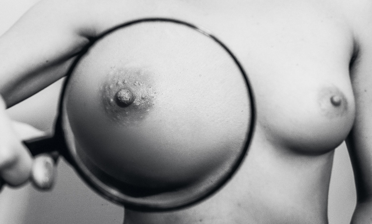1280x772, 216 Kb / лупа, сосок, увеличение, ч/б