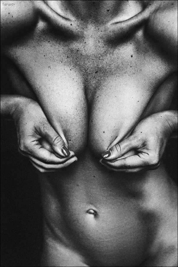 601x900, 289 Kb / руки, сжимают, соски, Тарасов