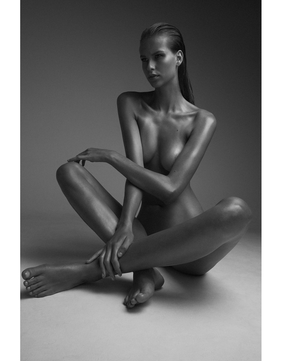 936x1200, 456 Kb / ч/б, голая, ноги