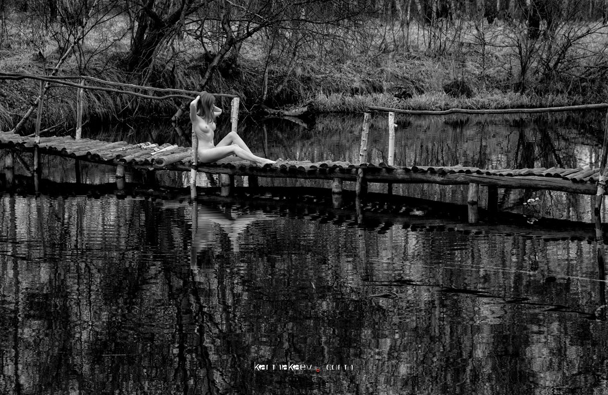 1200x780, 334 Kb / грудь, река,мост,ч/б