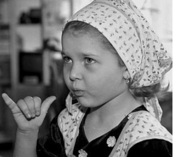 604x550, 77 Kb / косынка, девочка, жест, есть чё?, ч/б