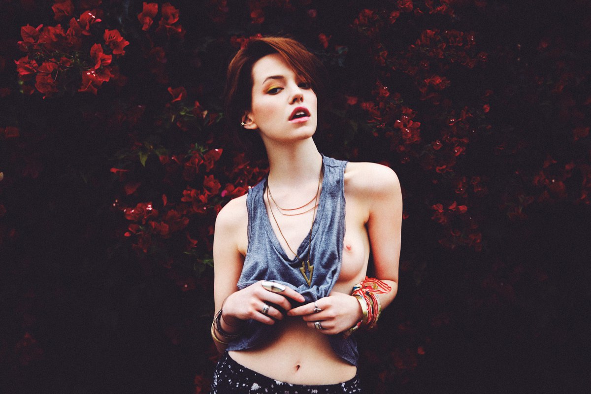 1200x800, 145 Kb / цветы, сиська, стрелка, рыжая, майка