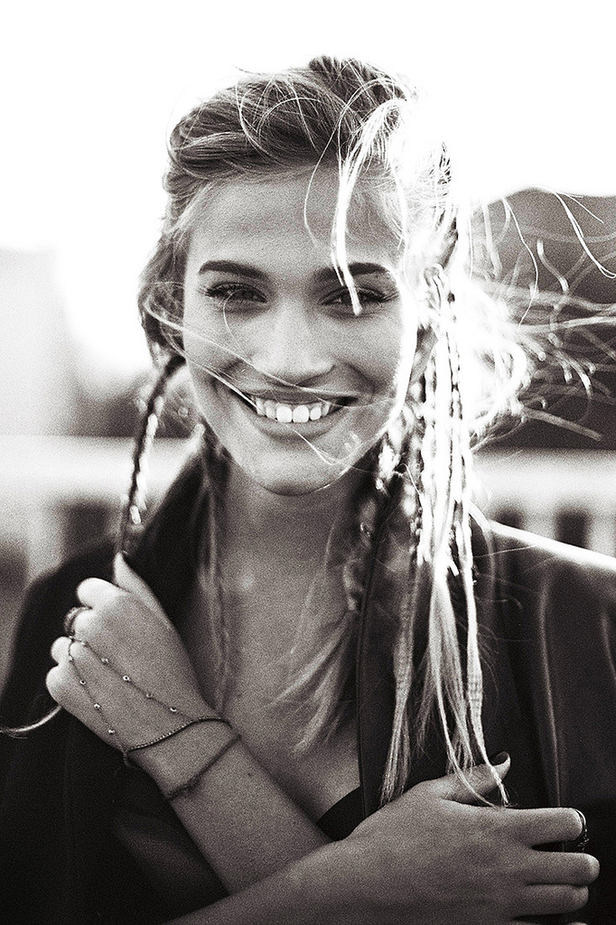 682x1024, 376 Kb / девушка, цепочка, ч/б, улыбка, зубы, растрепанная