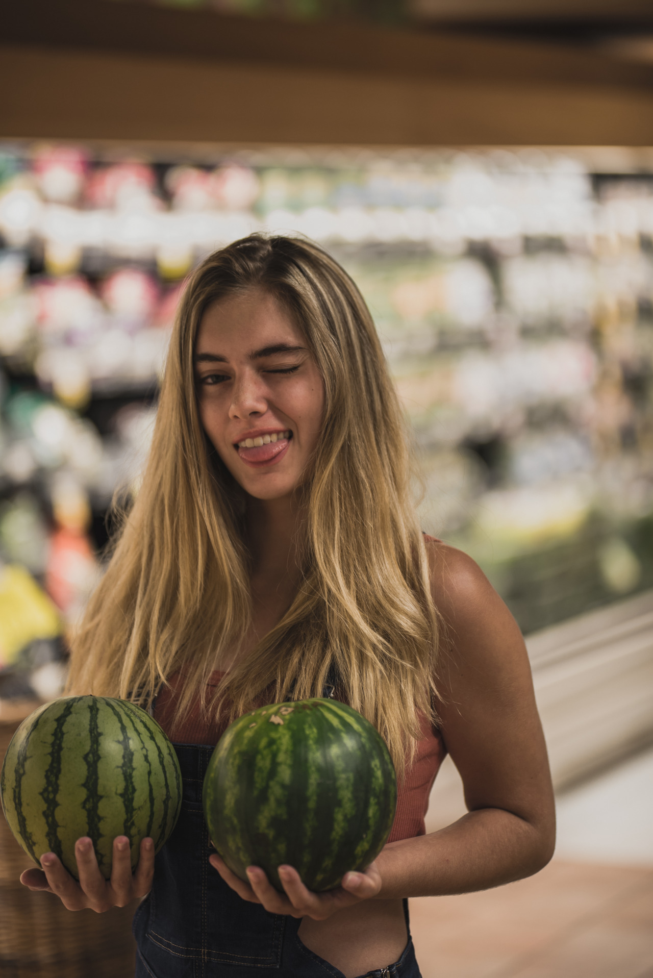 1280x1917, 426 Kb / арбузы, блондинка, комбинезон, язык