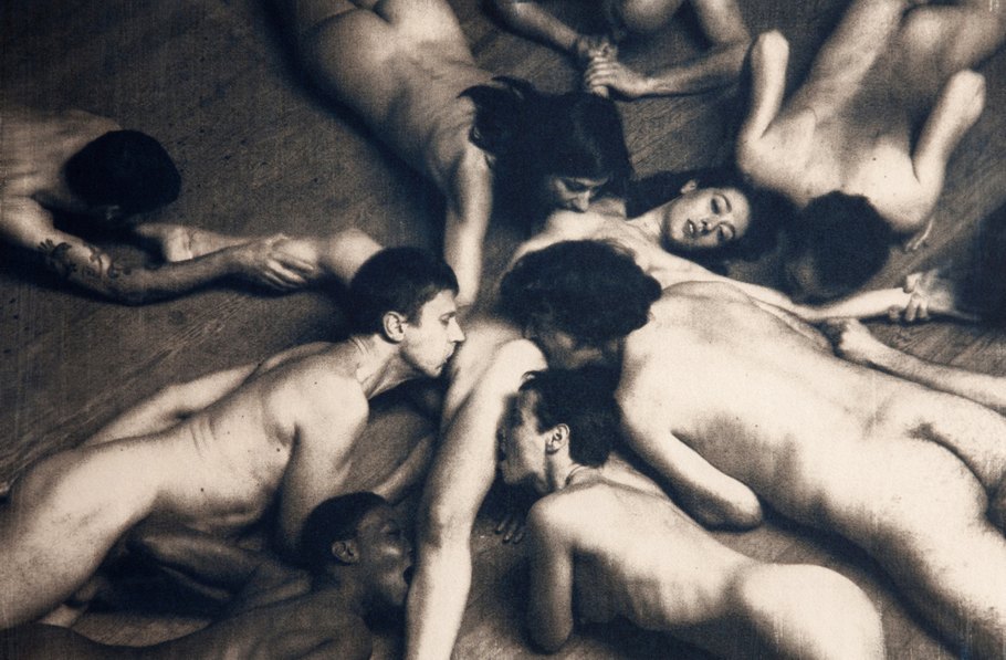 910x597, 141 Kb / ч/б, групповушка, куннилингус, сепия